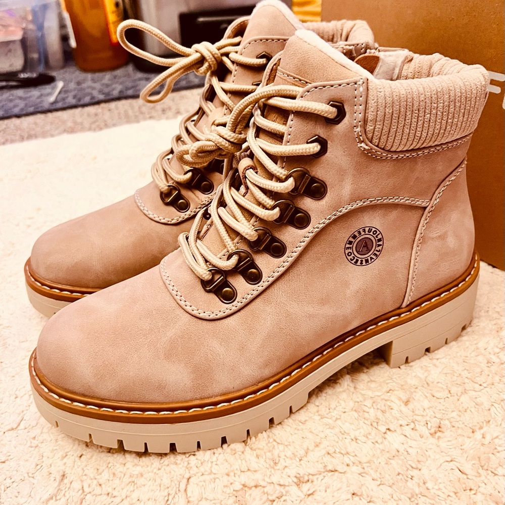 NWT Womens Boot